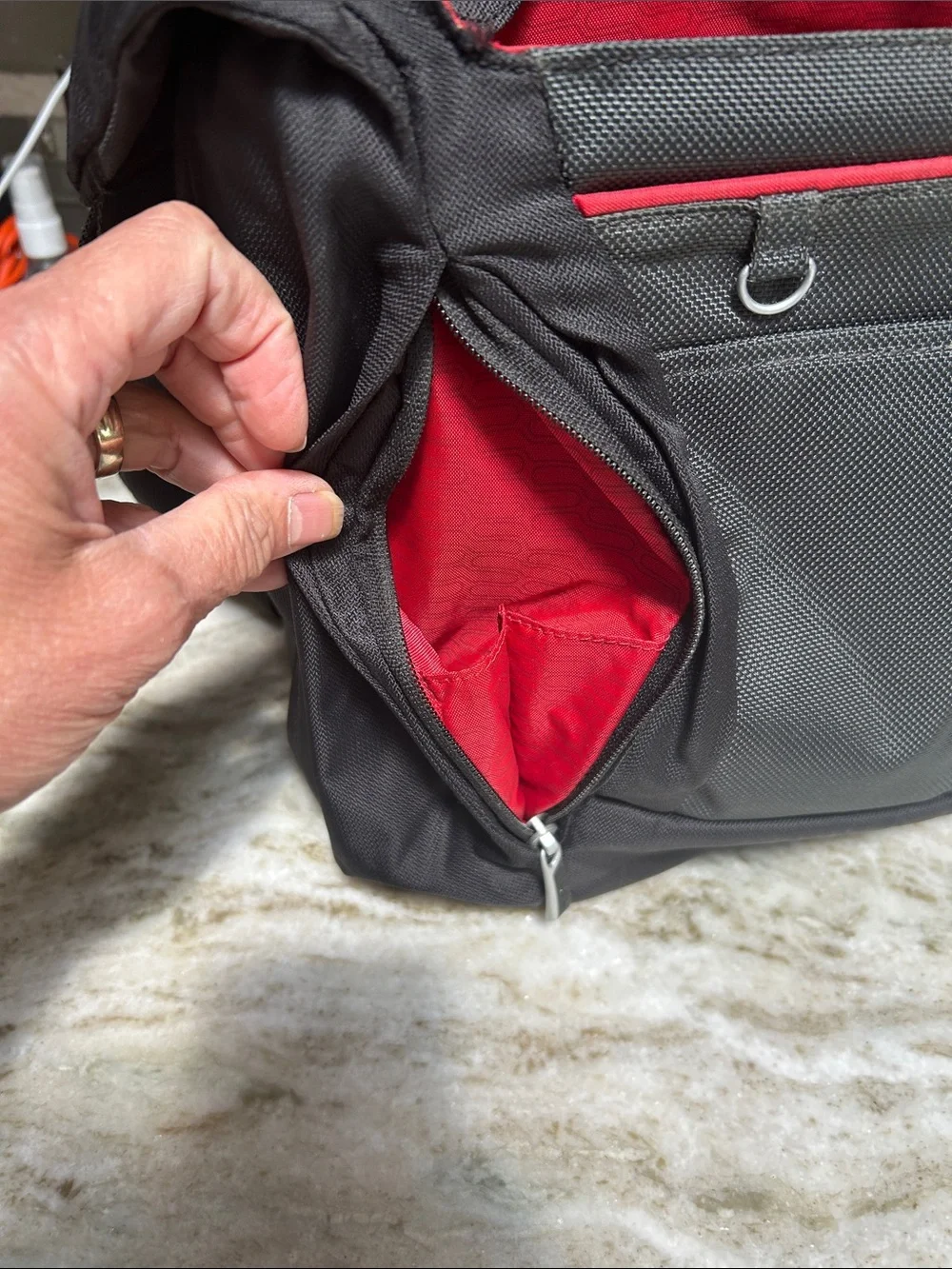Tumi tech messenger